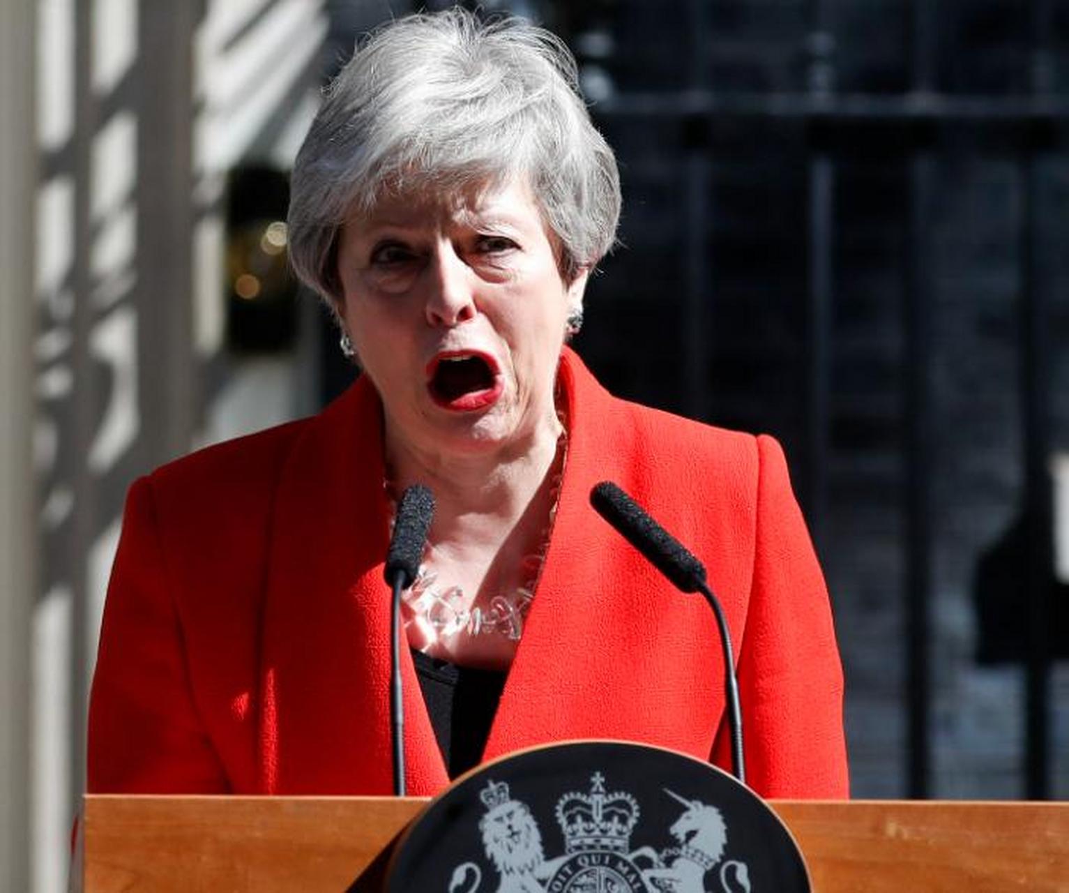 这个杯子,浑身布满小孔,却在倒满水后,丝毫不漏.