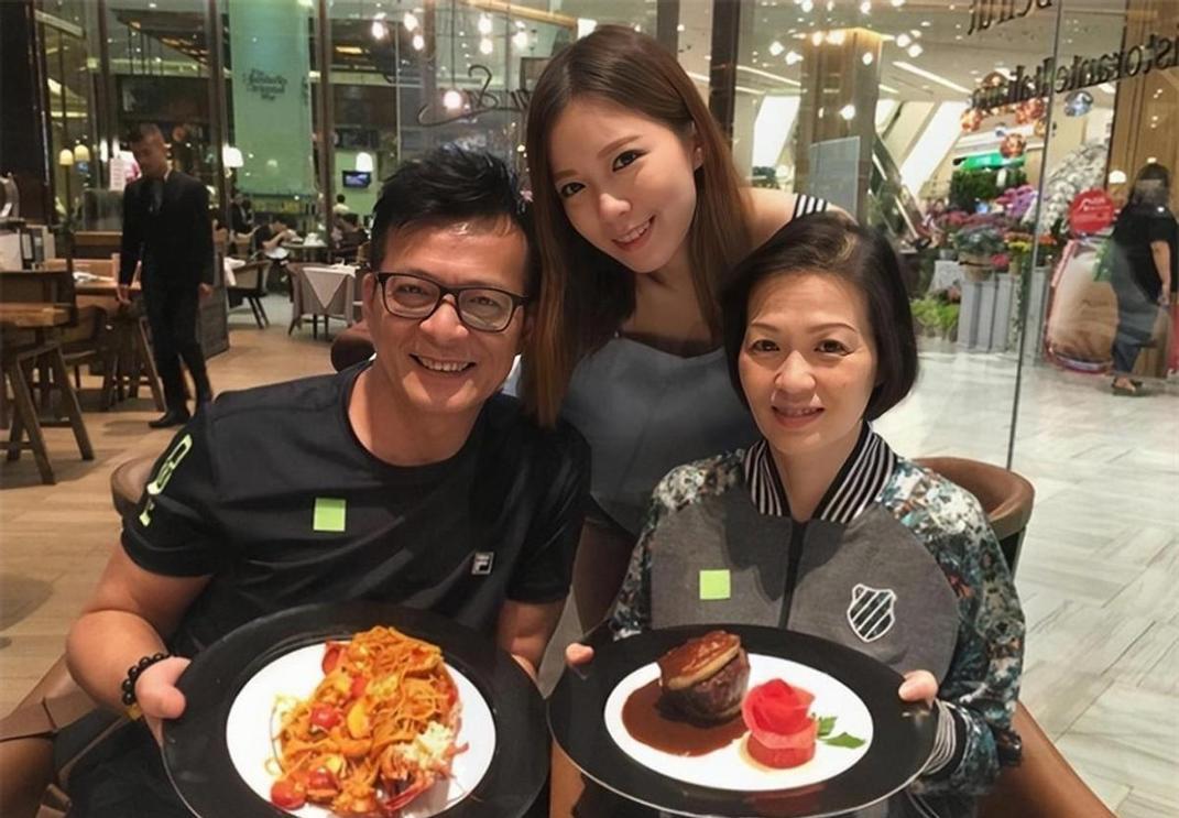 梁洁华去世3年,丈夫被传与关宝慧低调再婚,黄日华公开澄清谣言