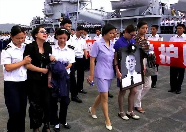 01年飞行员王伟事件:33岁少校对抗美军牺牲,81192响彻云霄