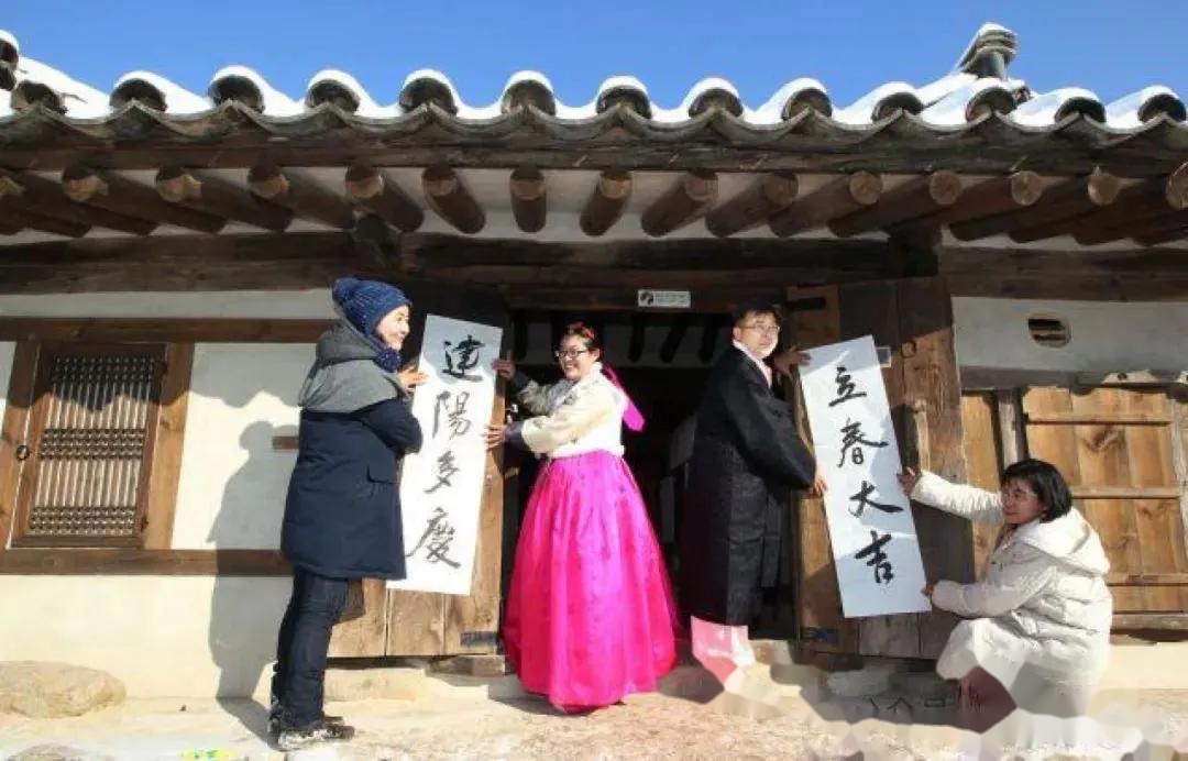 "韩国春联"被中国网友围观:白纸黑字 用汉字书写
