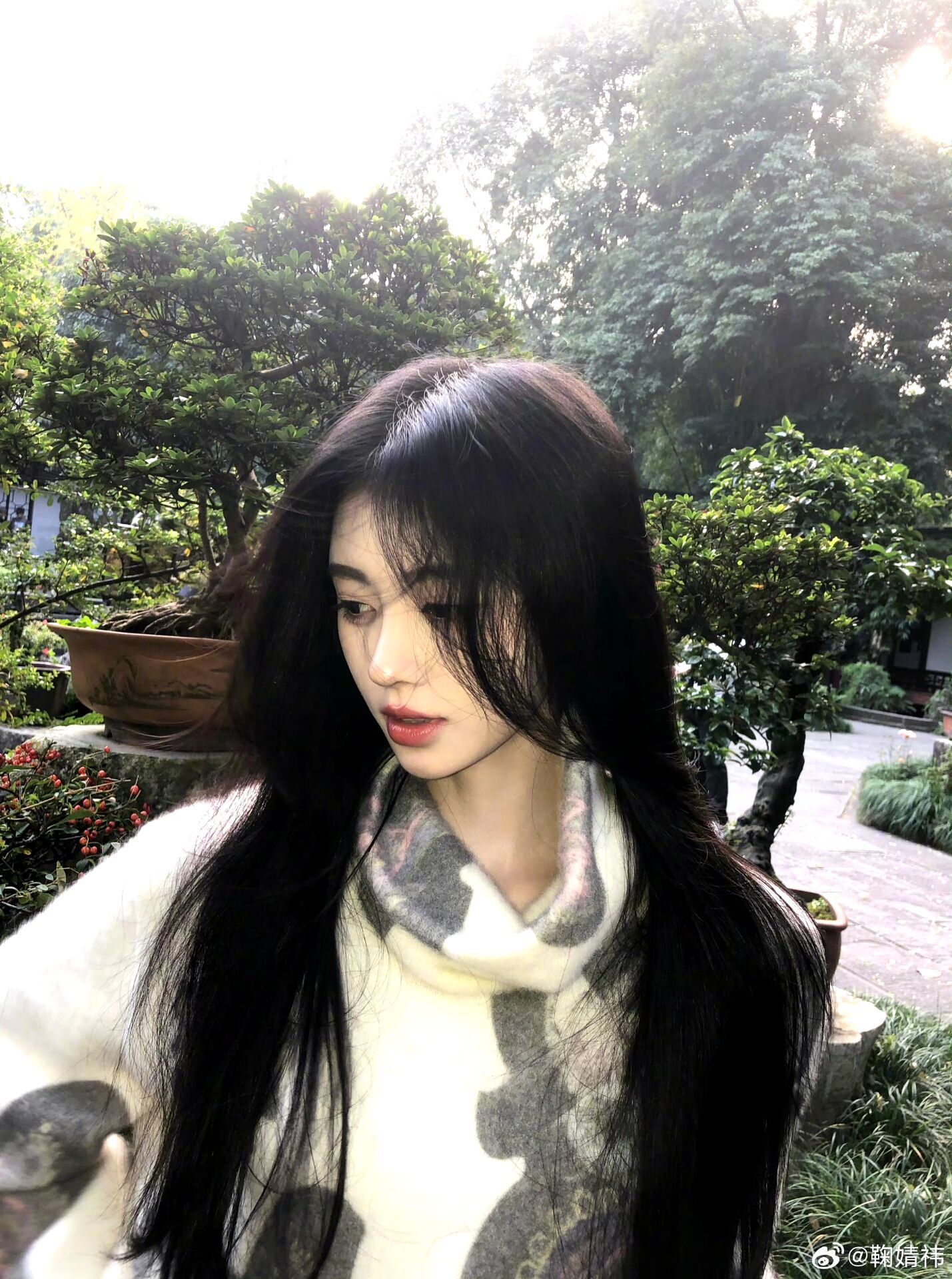 "四千年美女"鞠婧炜最新靓照爆出,皮肤白皙水嫩,网友:美翻了