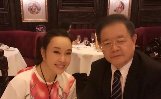 刘晓庆携80岁老公春游,一身打扮显年轻,和丈夫对比鲜明