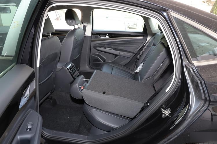 大众新帕萨特后排座椅怎么放倒