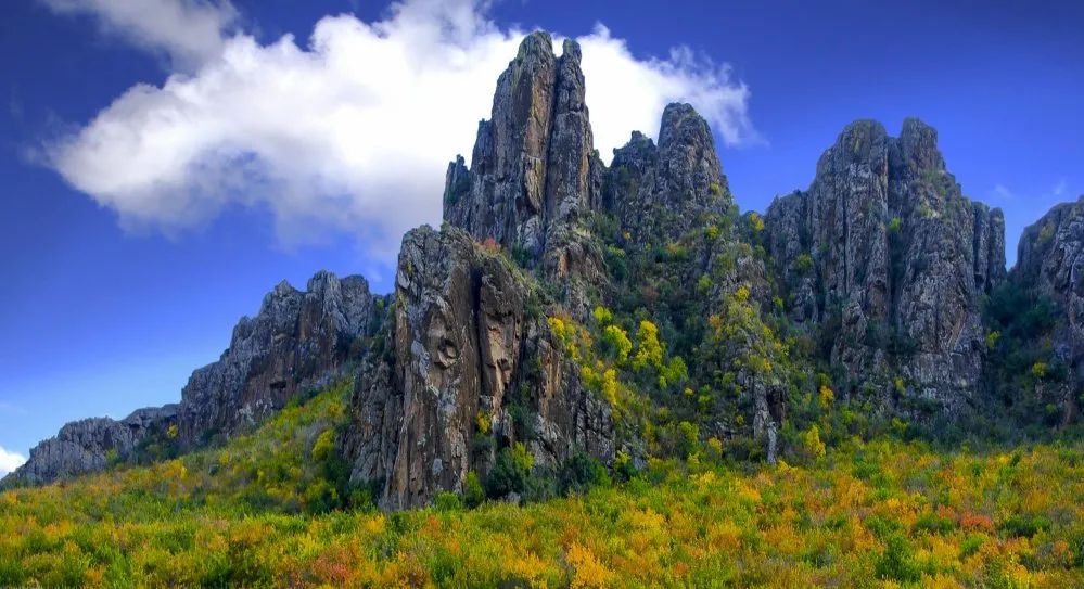 推荐理由 徒步登山,听山间潺潺流水 探索鲜卑秘境, 是小众游的最佳