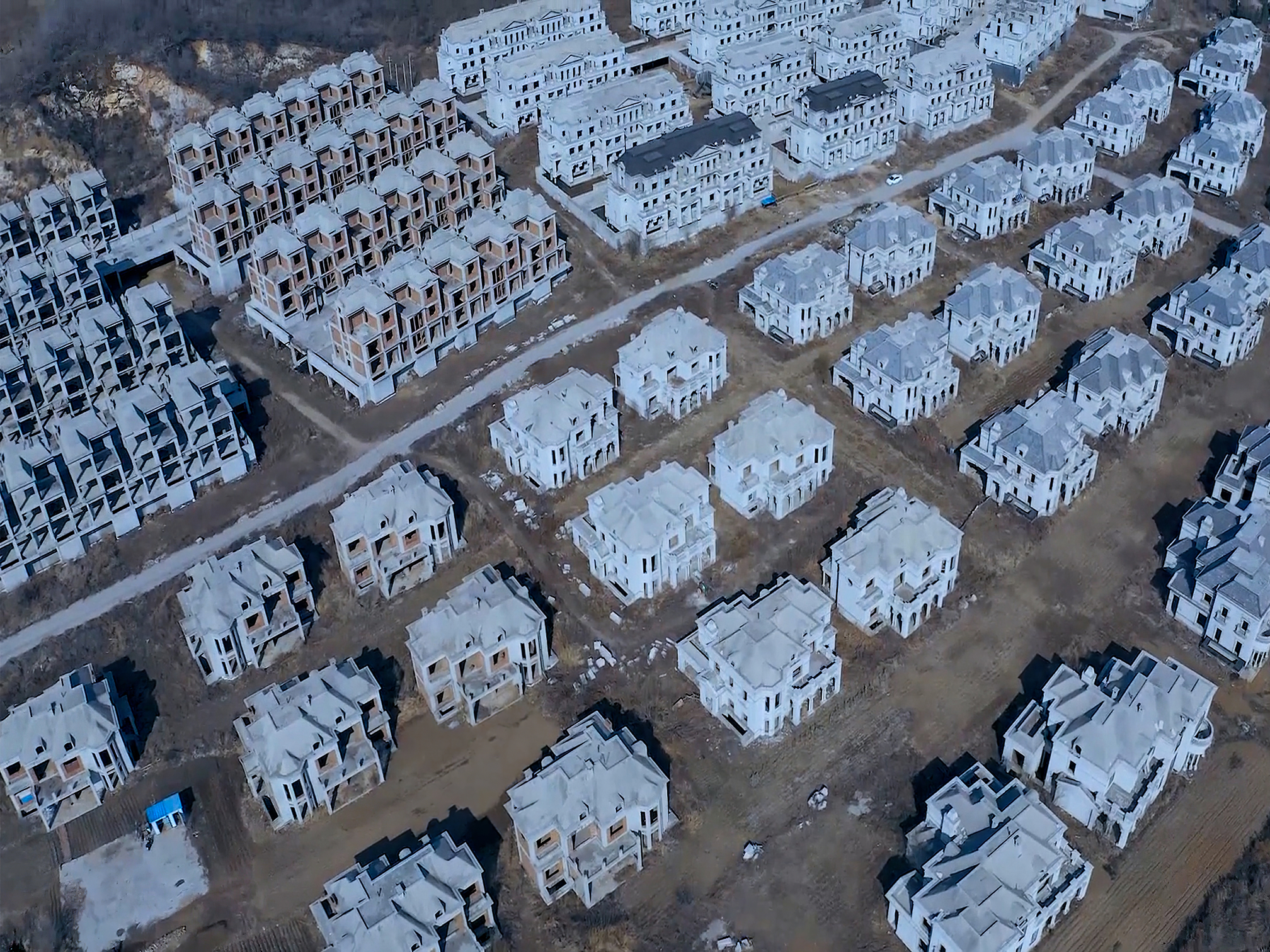 沈阳棋盘山发现大量别墅,据说废弃20多年了,至今没有人敢去住