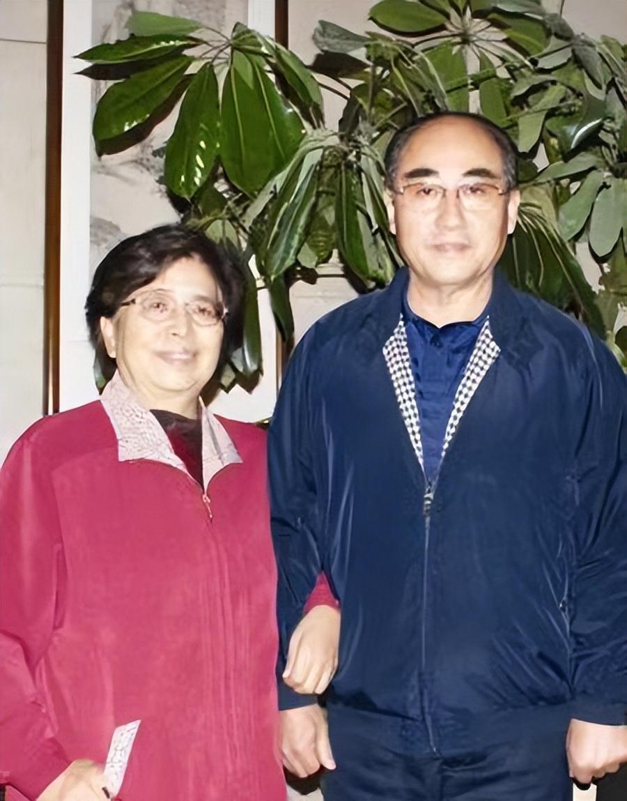 庄则栋临终前放心不下日本妻子,眼噙泪水:你没有医保,没有工资