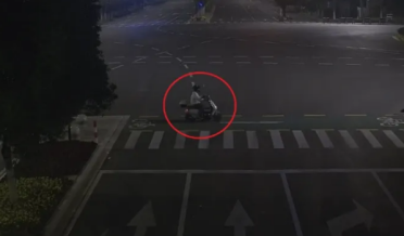 现实版我偷电瓶养你！男子为养女友偷电瓶：获利千元后被刑拘