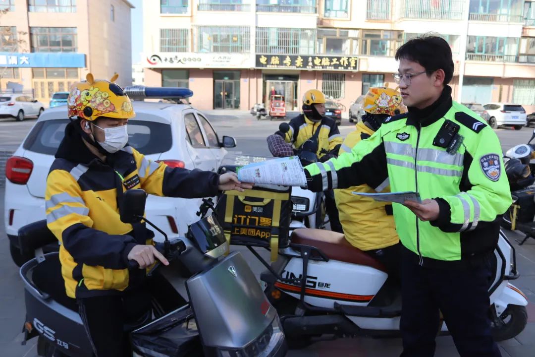 盐池交警为外卖骑手送上"安全套餐"