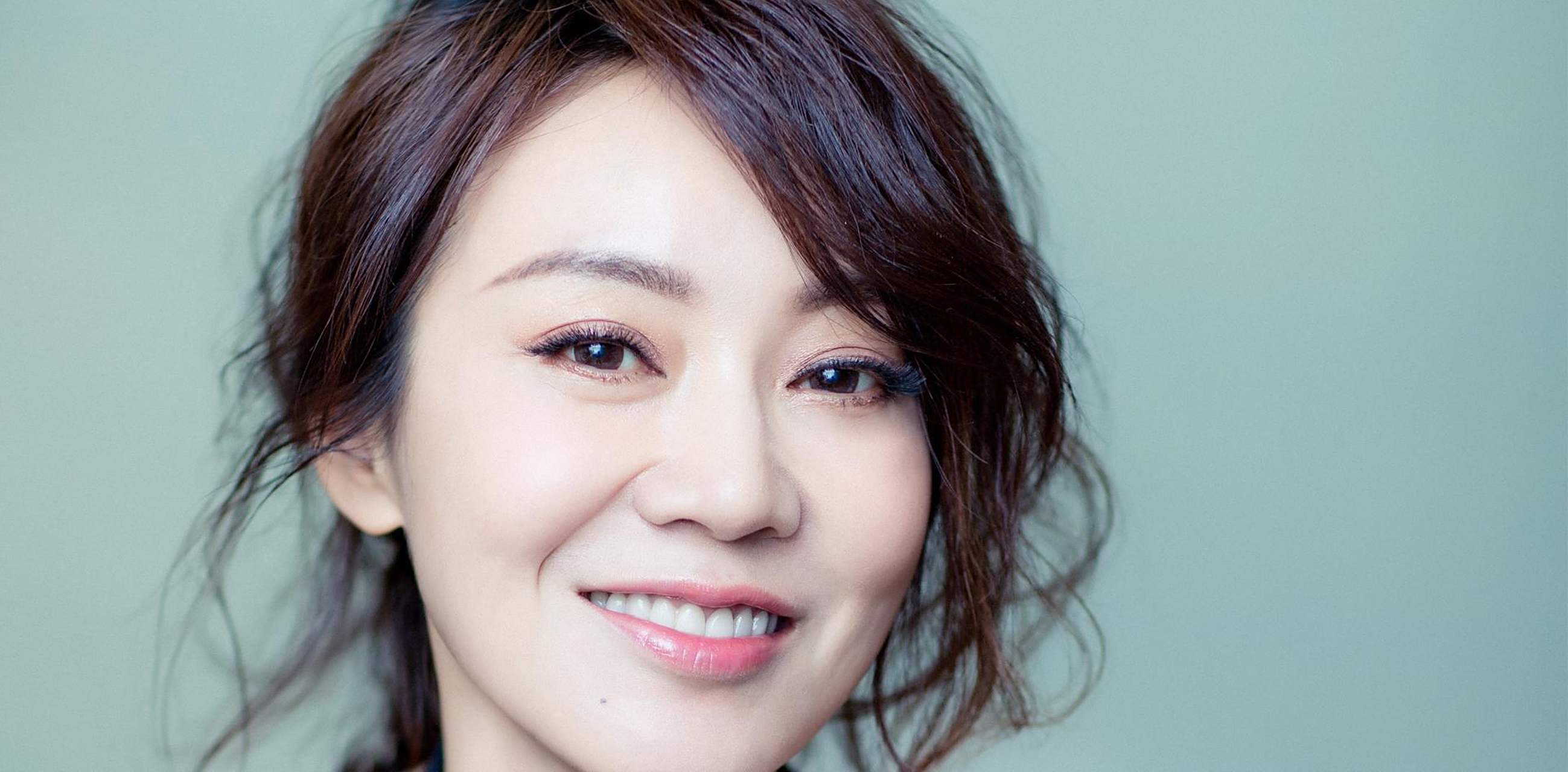 "上一秒她还是做着饭等着丈夫回家的幸福女人,下一秒立马变成被丈