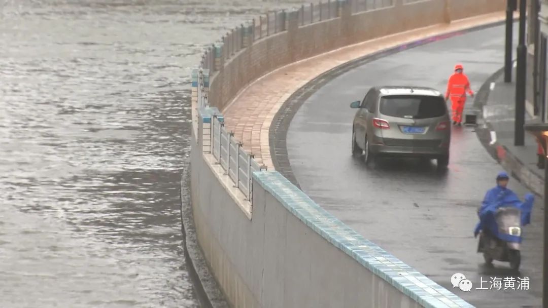 苏州河岸被插上挡板遮挡观景?系插板式防汛墙,汛期后会移除