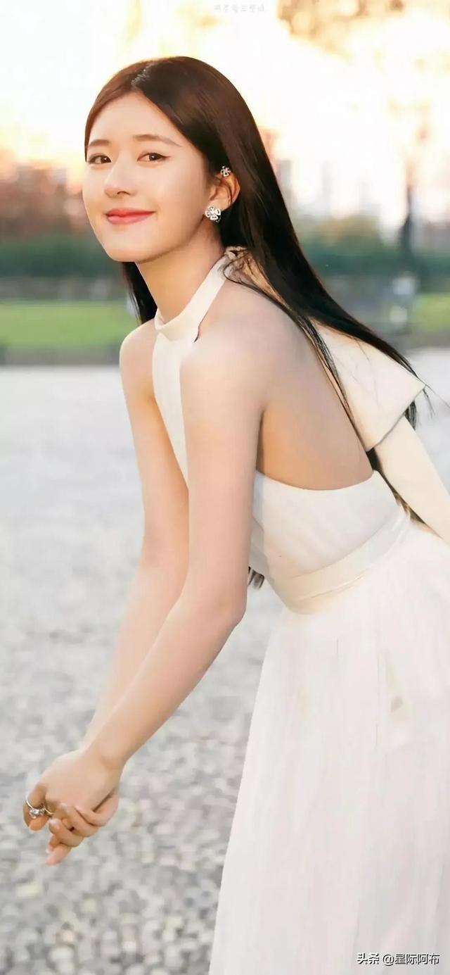 黑皮美白身体乳赵露思的简单介绍