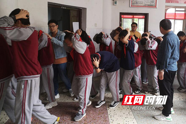 淞南中学开展防震减灾安全疏散演练