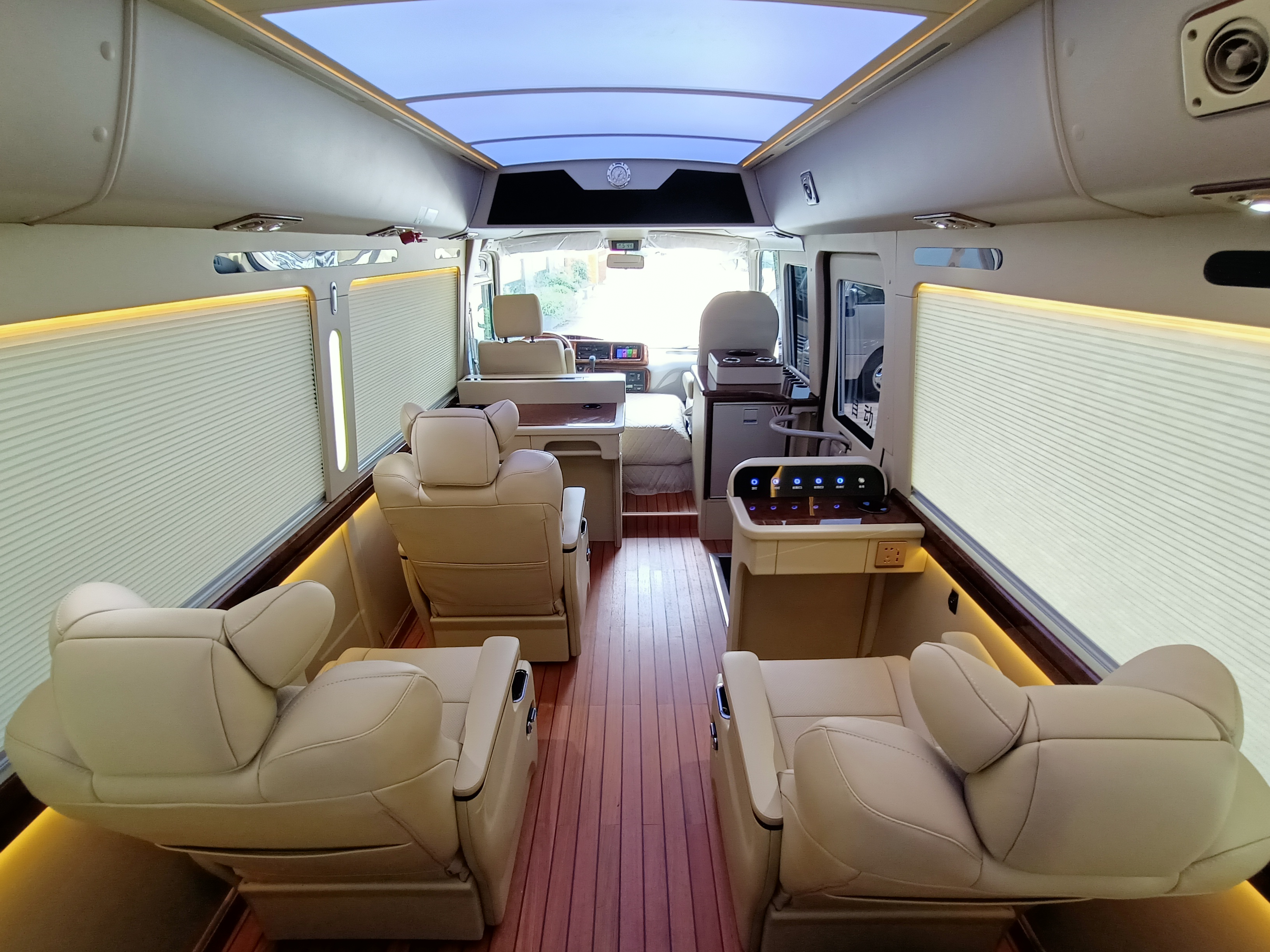 2022好评不断!丰田柯斯达15座行政陆地公务舱改装,尊贵享受!