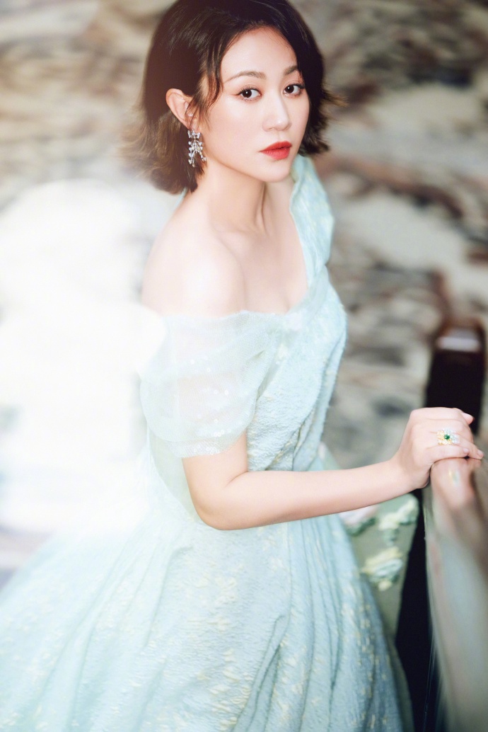 马丽微博晒九宫格美照庆生:祝我们都快乐享受当下,积极拥抱未来