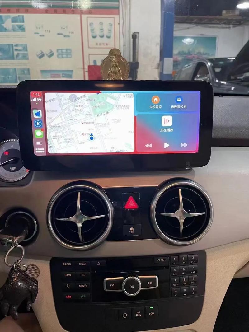 1,若要找到奔驰glk300的中央网关模块,可以查看驾驶员脚坑的上方位置