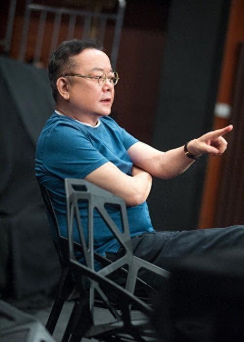 75岁王刚现状:外孙和儿子同上高中,白发显老态,妻子仍风韵犹存