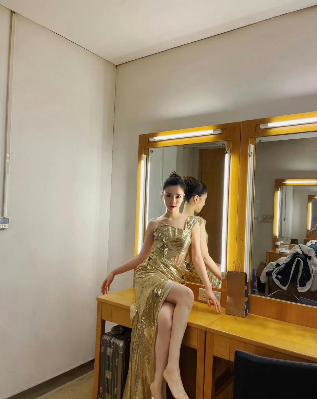 美女明星裸足,也不知道她们的脚臭不臭?#头条盛典年度明星