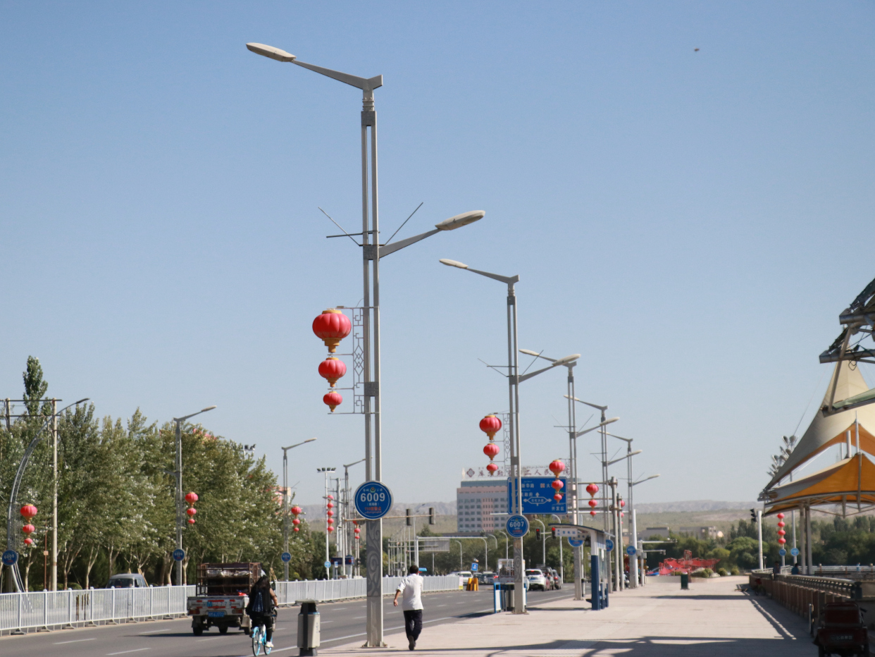 库尔勒市77条道路更换12000盏led路灯
