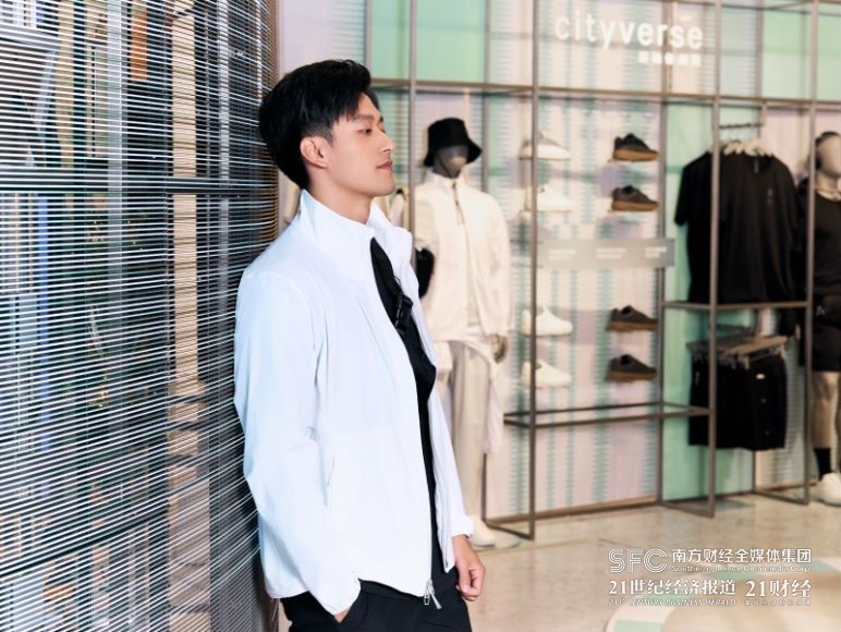 在上海静安卫镏行膌ululemon店内,一场"从2004到2024"周冠宇主场首秀