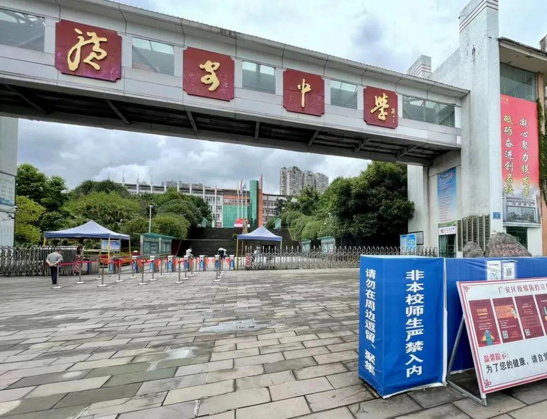 在广安中学,校门口的红外线热成像测温仪早已安装完毕.