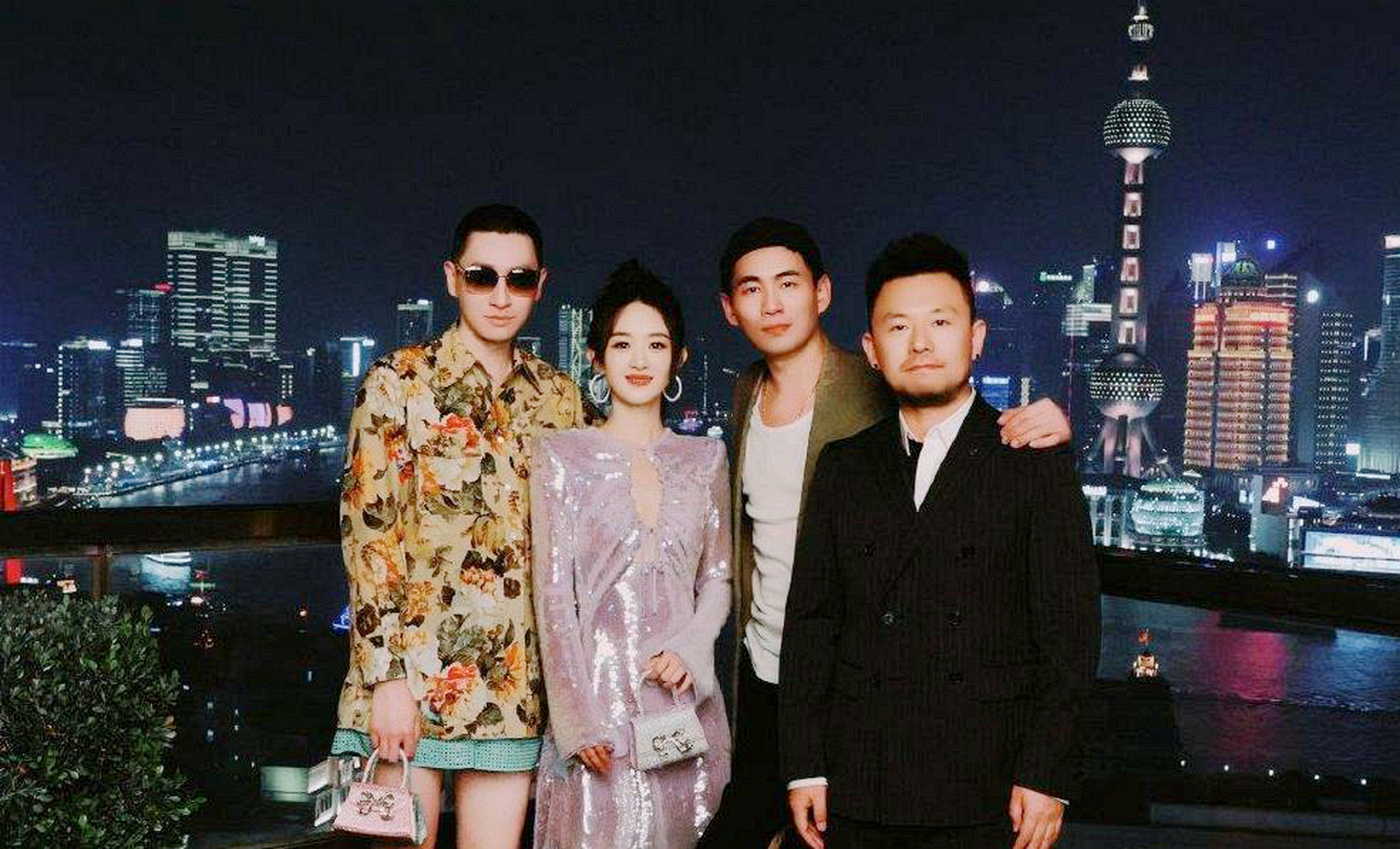 闵塔鲨与赵丽颖合影#造型师闵塔鲨与赵丽颖合影,丽颖站在他金光闪闪