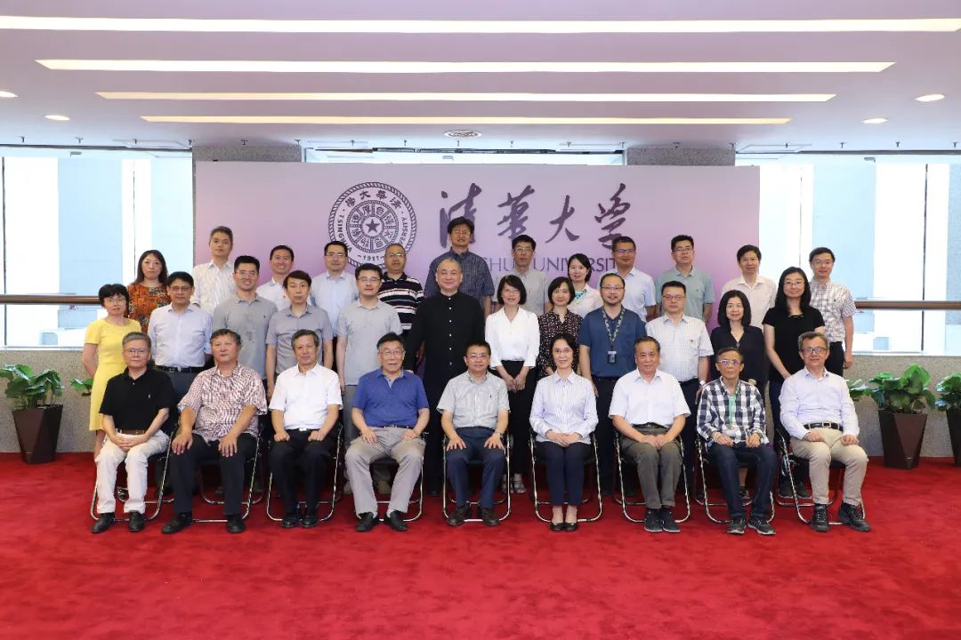 我院多位教师参加清华大学文科获奖教师座谈会 江小涓院长作为获奖