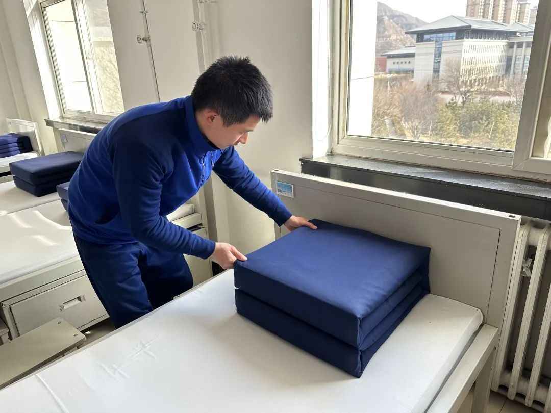 大队及时组织开展内务卫生检查评比活动,重点对基层班级宿舍,库室器材