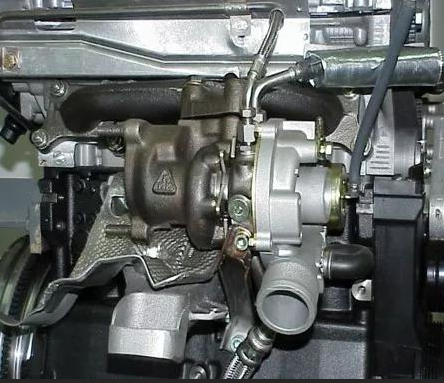 它是一款四缸直列,四冲程,水冷式的汽油发动机