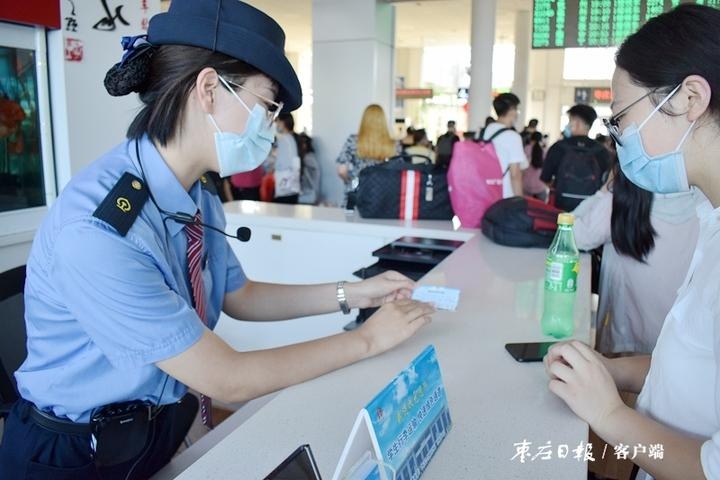 枣庄西站开通学生行李运输快捷绿色通道