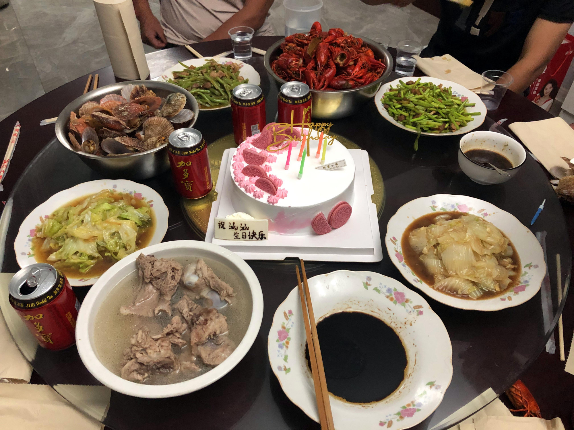 宝妈晒孩子生日餐火了,网友:哪是孩子过生日,明显找理由聚餐!