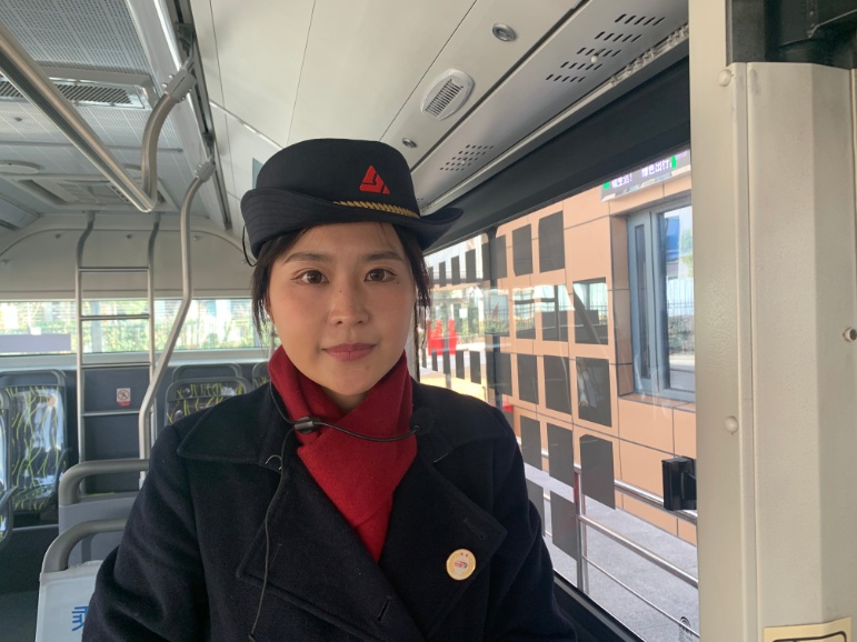 倾情服务,情满车厢!这位71路中运量的乘务员小姐姐你遇到过吗?