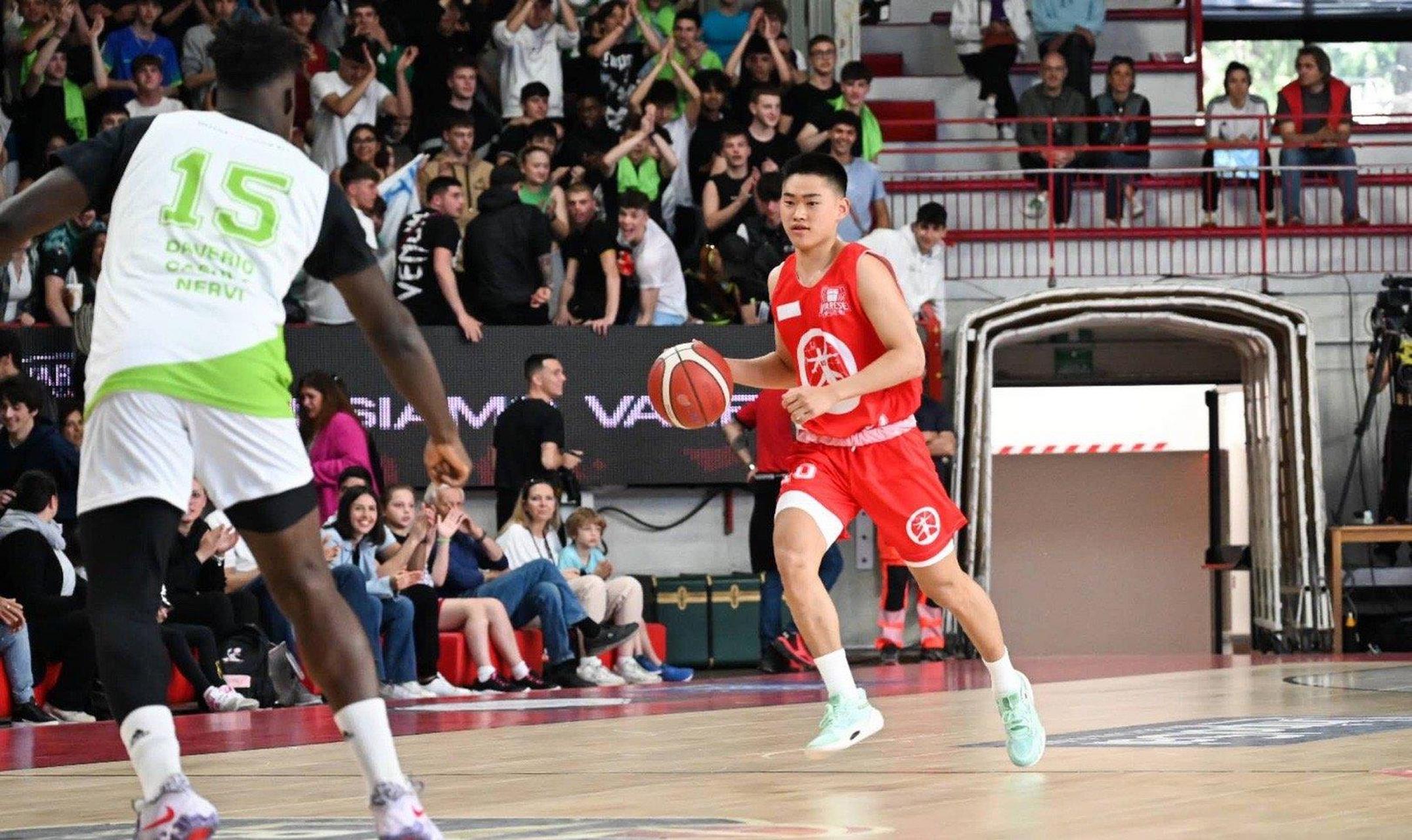 近日,留洋小将赵维伦在意大利"瓦雷泽校园杯"赛事中打出亮眼表现,穿着