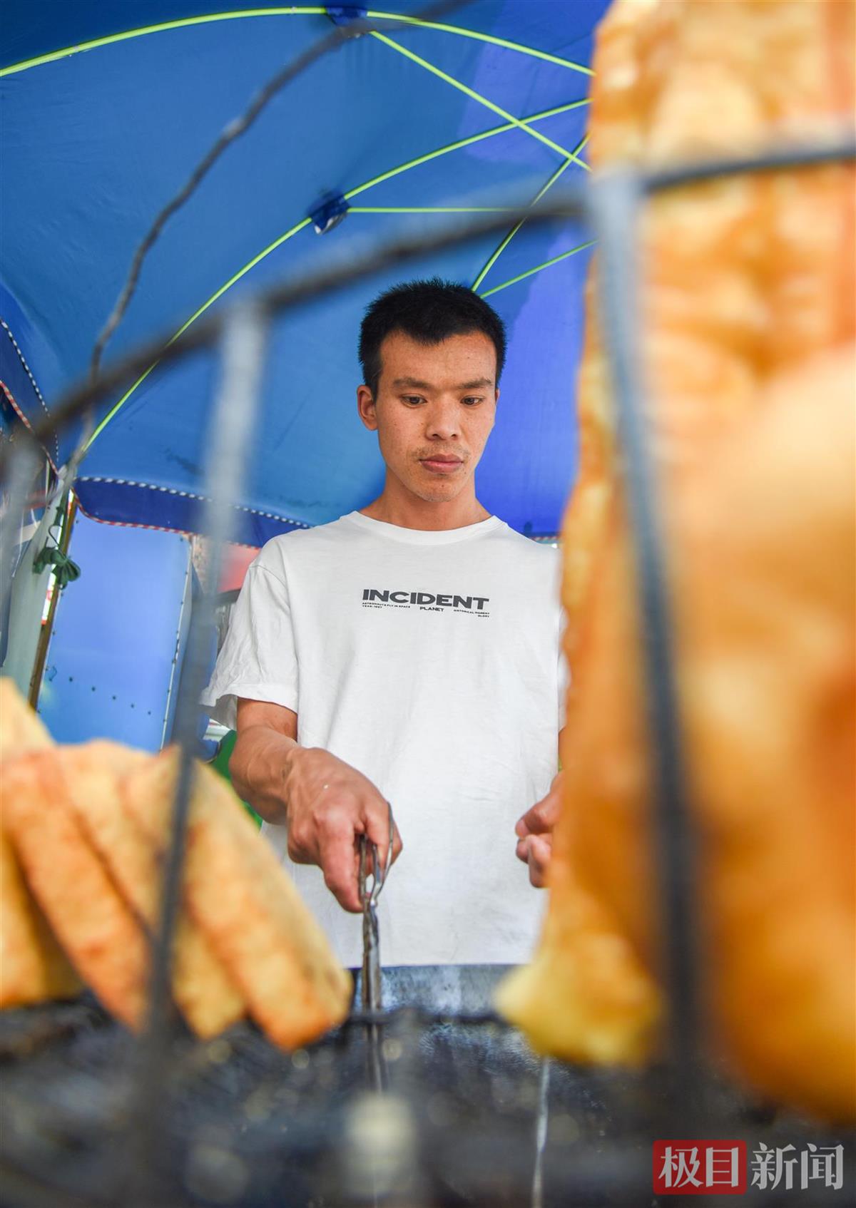 彭孝砚的儿子彭亚飞在小吃摊炸糍粑（极目新闻记者 黄志刚 摄）.jpg