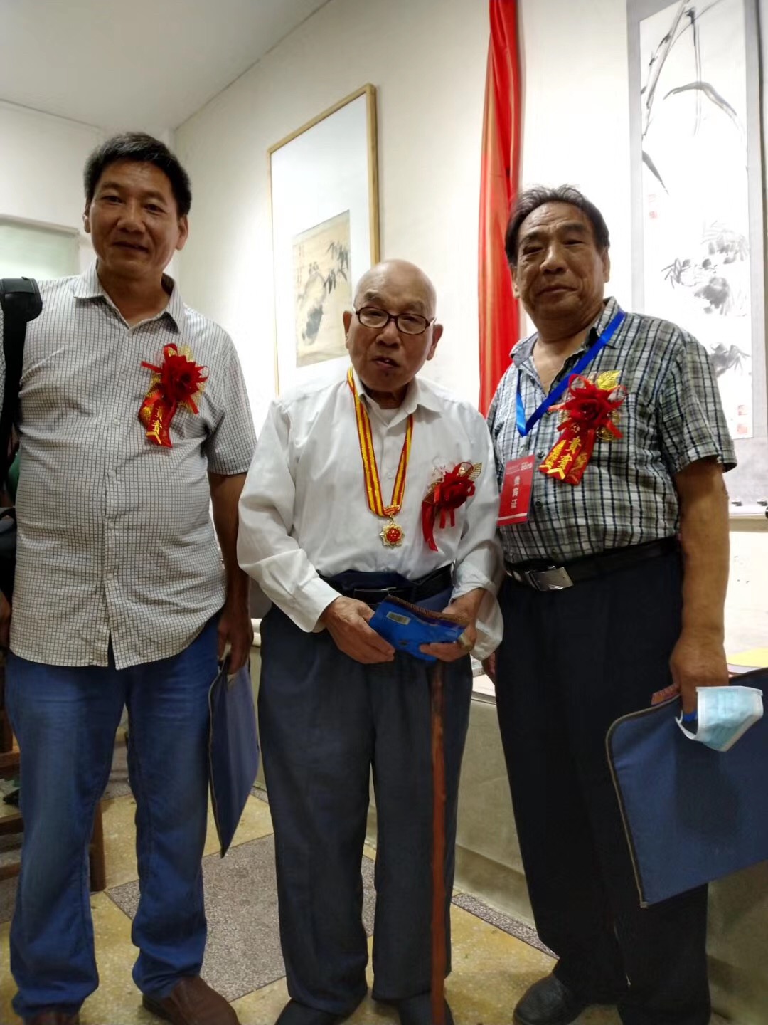 桃江美协主会堂悬挂着王憨山曾彩初先生的照片简历以及校友们的合影.