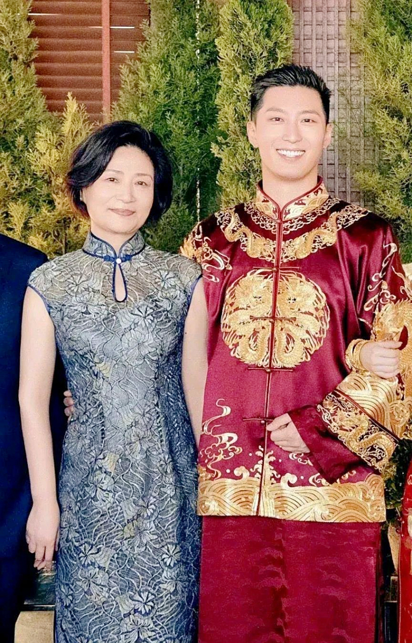 刘诗诗妈妈和窦骁妈妈气质都很好