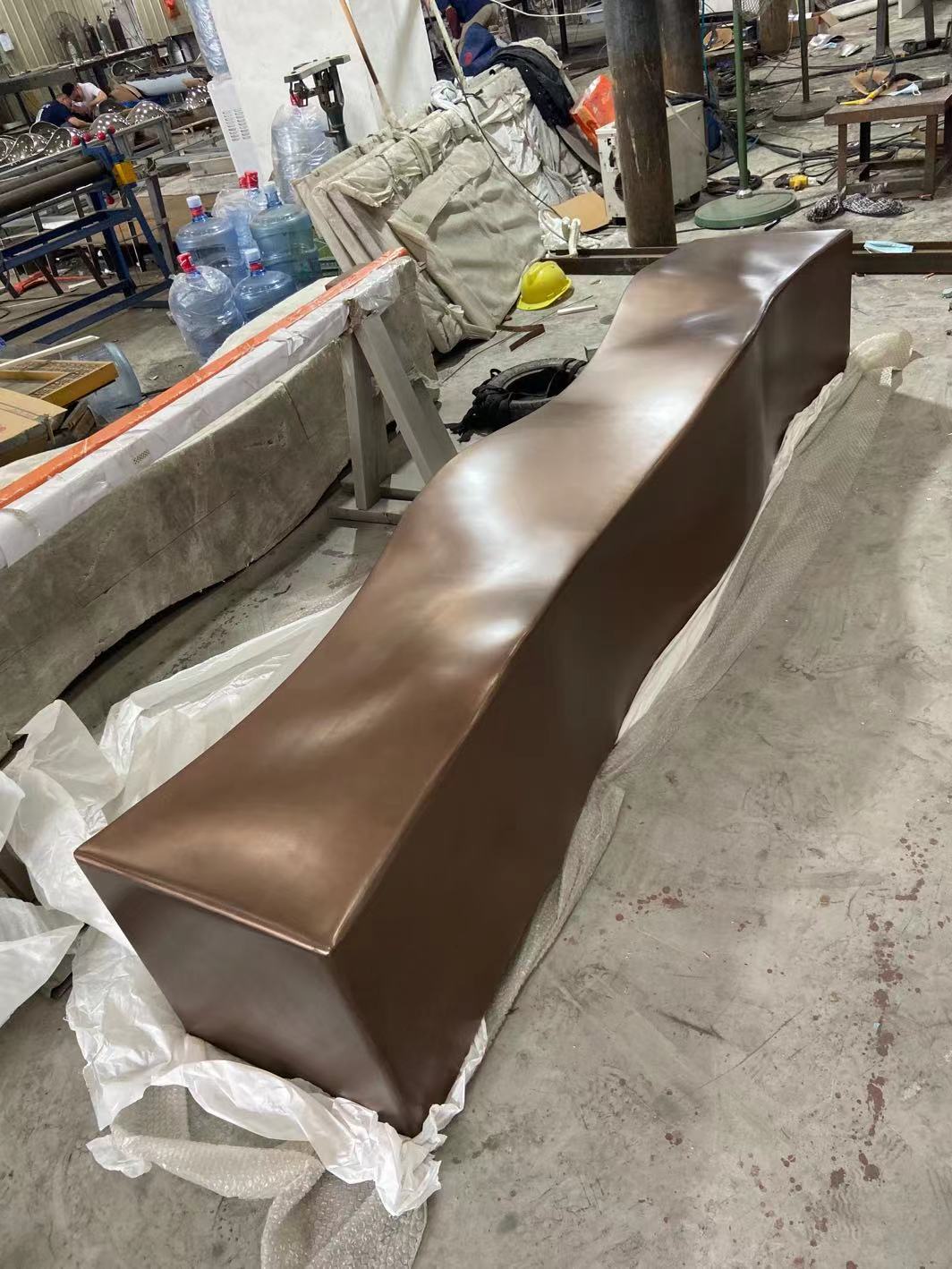 异形不锈钢坐凳雕塑,玫瑰金电镀曲面设计堪称完美