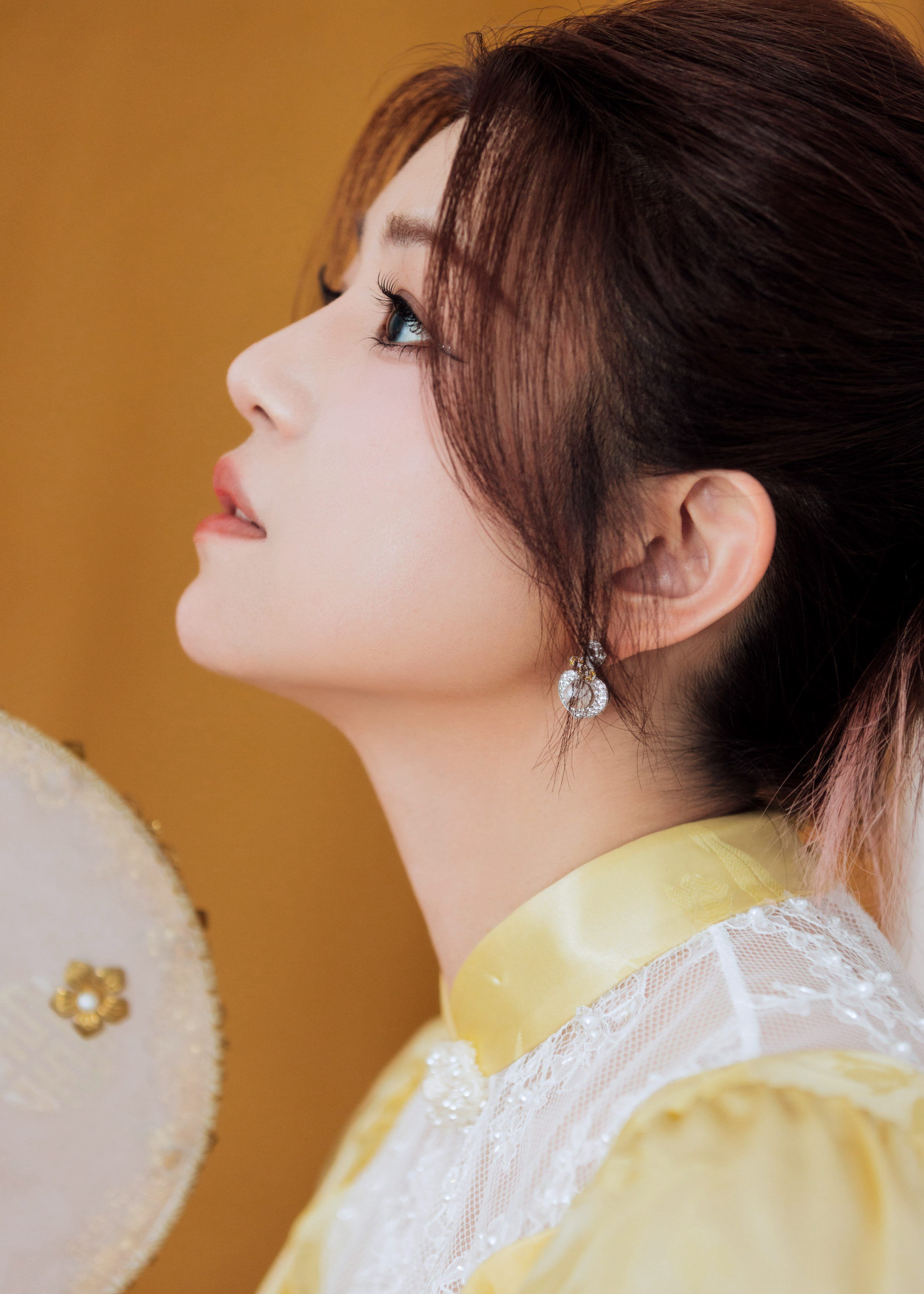 陈妍希温柔婉约黄色旗袍写真