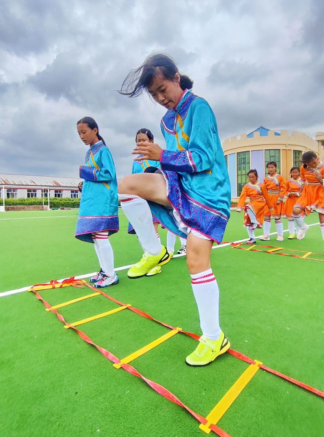 梅里斯区小学备战全国曲棍球大赛,一起为她们加油!