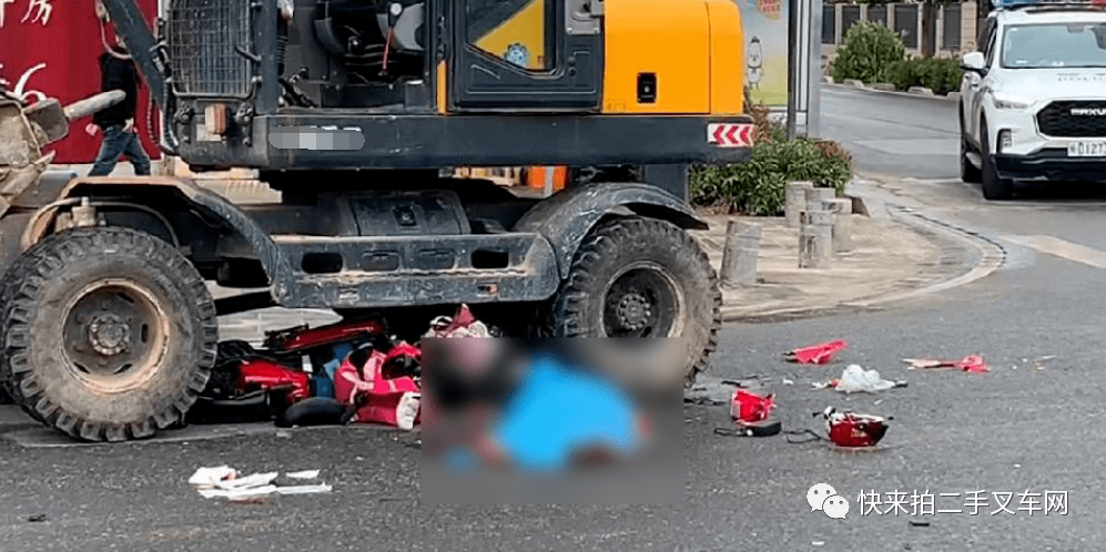 摩托车撞上叉车臂,目击者称:当场身亡