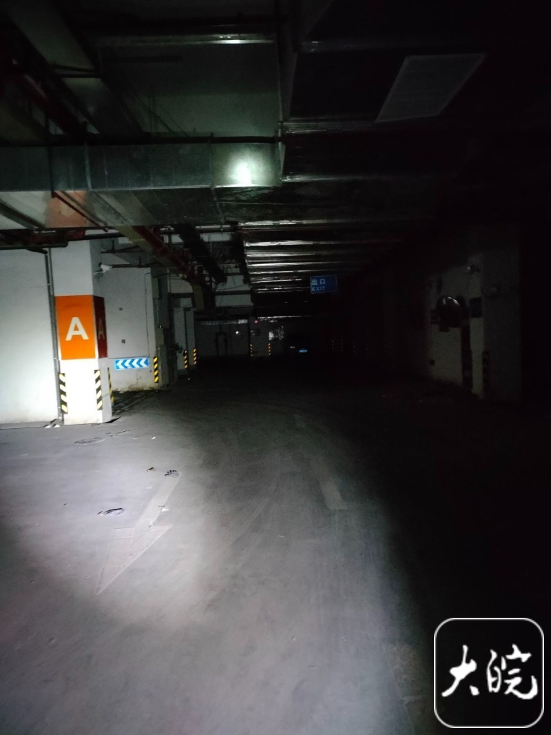 六安一地下停车场不收费随便停,黑灯瞎火无照明