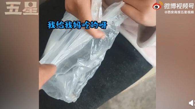 家里条件不好,周口女孩打包午餐鸡腿给妈妈!网友:懂事得让人心疼