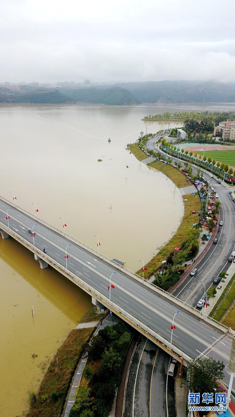 新华网发曹忠宏摄图为丹江口库区上游十堰市郧阳区段管道清理机怎么使用(4) 新华网发曹忠宏摄图为丹江口库区上游十堰市郧阳区段管道清理机怎么使用(4)