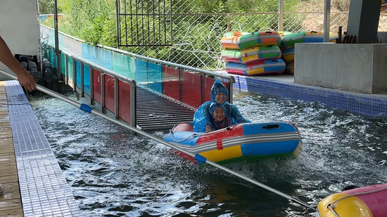 乌鲁木齐市米东区首个高空玻璃漂流项目开业 "解锁"亲水新玩法