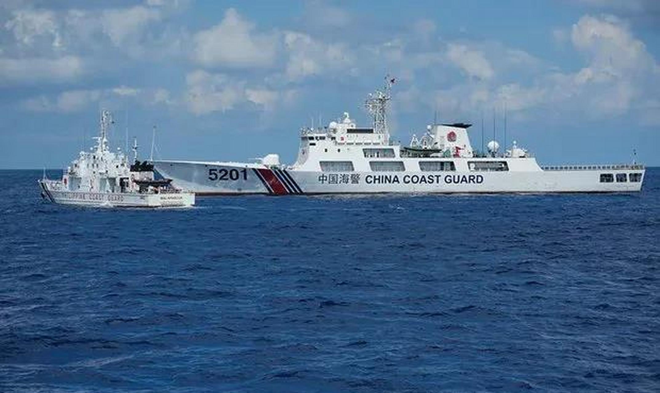 中国海警船拦截菲律宾巡逻舰,并险些发生碰撞.什么叫炮制新闻,这就是.