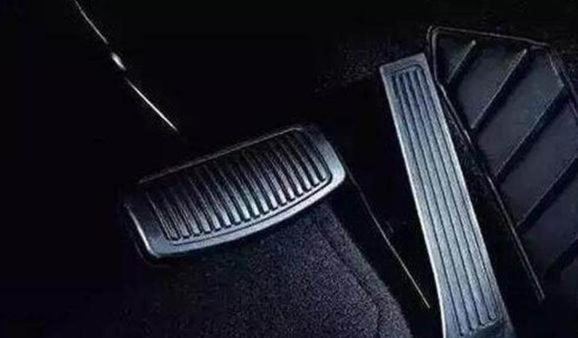 自动挡汽车在高速上,刹车失灵该如何处理?这些知识必须知道!