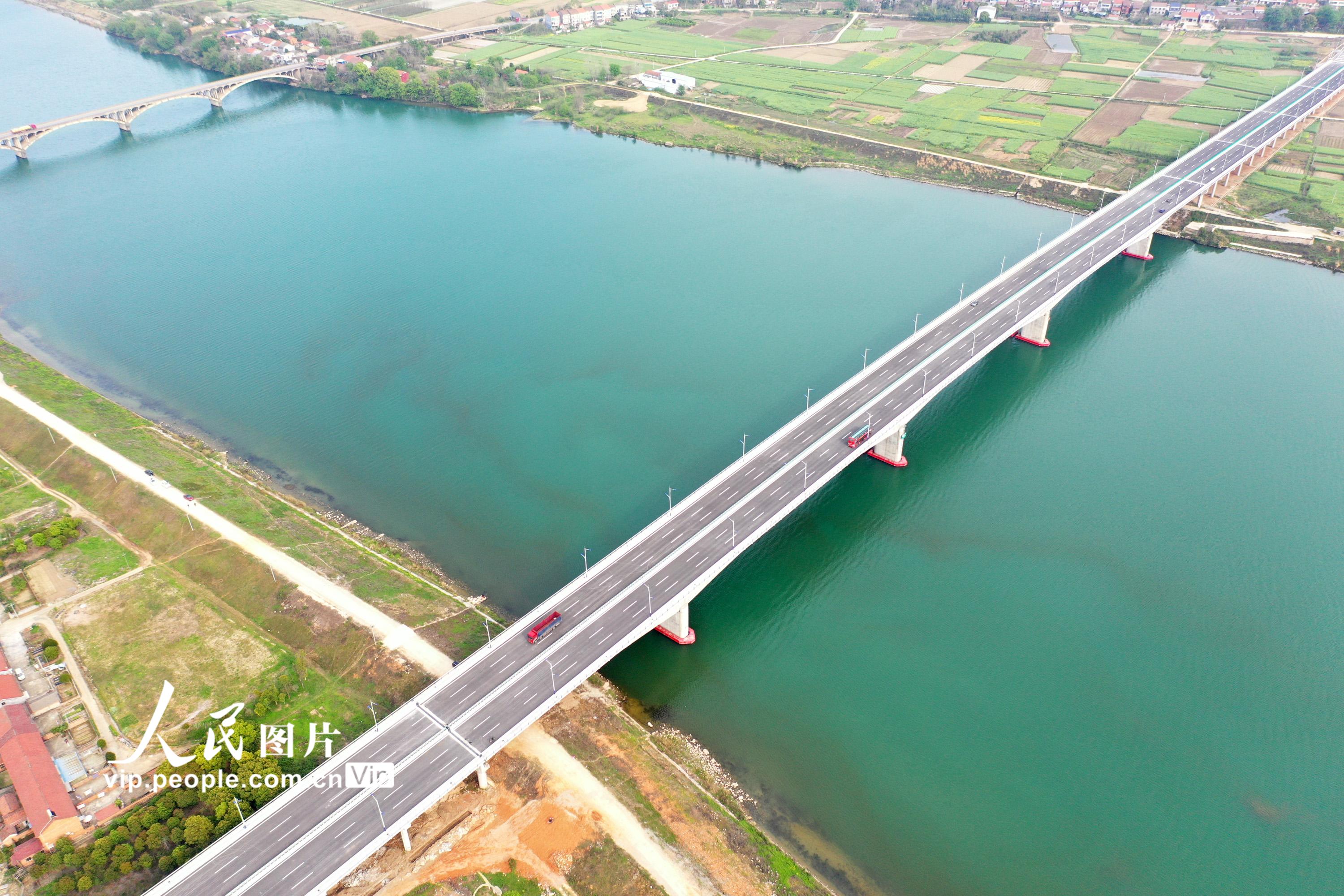 湖南常德:澧水公路特大桥通车