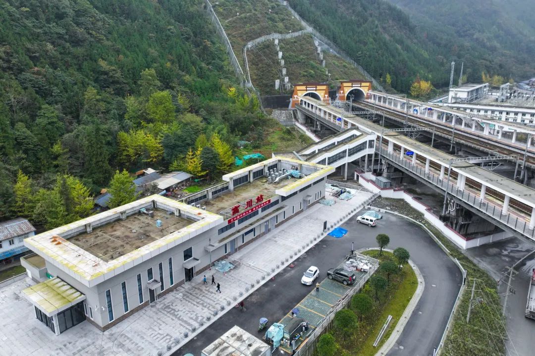 新建車站亮相全線通車後2小時左右到黃龍九寨