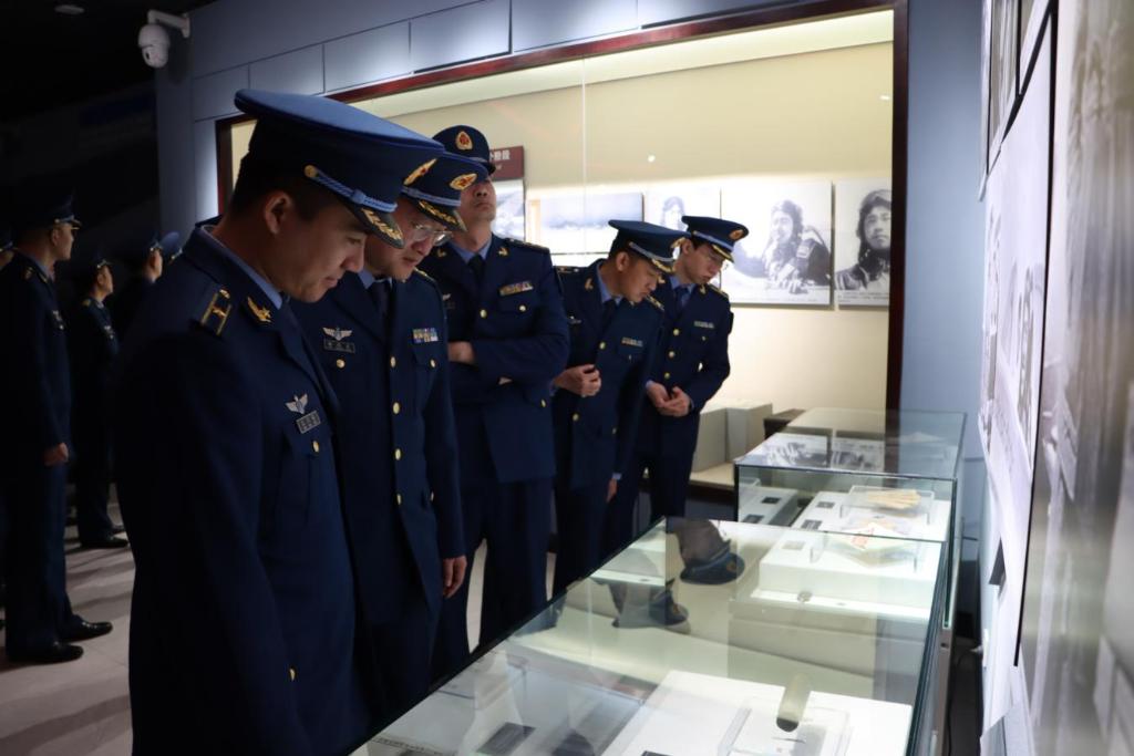 北部战区空军某训练基地赴沈阳抗美援朝烈士陵园缅怀先烈