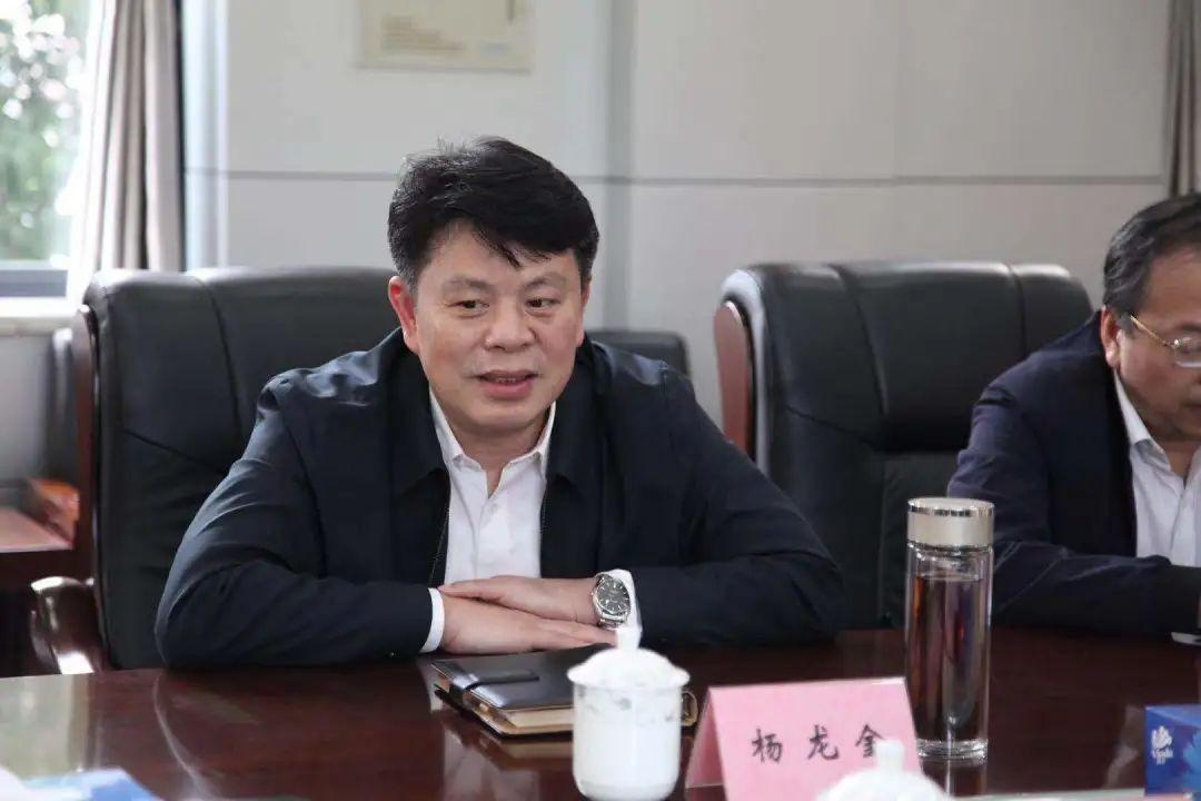 罗军荣陪同市委政法委杨龙金书记调研铁路护路工作