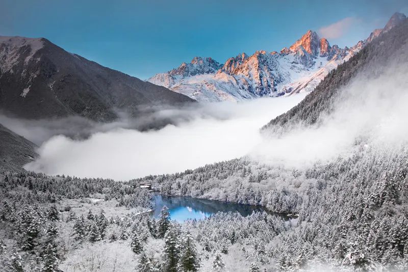 能聽見雪落的聲音側耳傾聽視野的盡頭便是雪山木格措大雪過後美得讓人